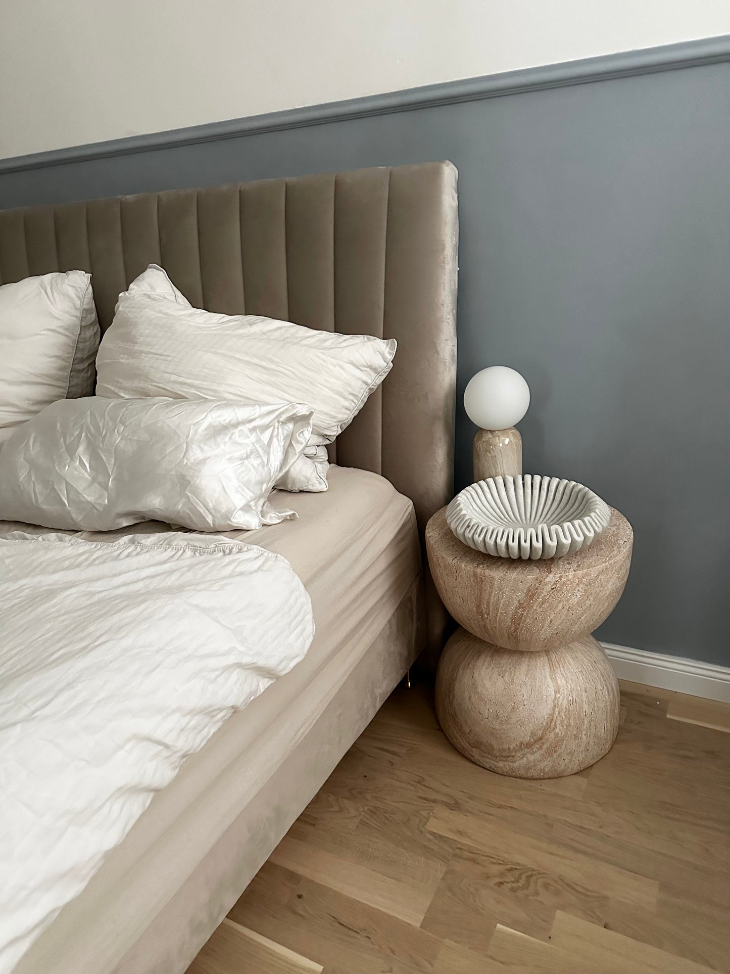 Handgefertigte Marmor Deko-Schale Arielle im Schlafzimmer, 30 cm Durchmesser, elegante Aufbewahrung für Schmuck oder Dekoration